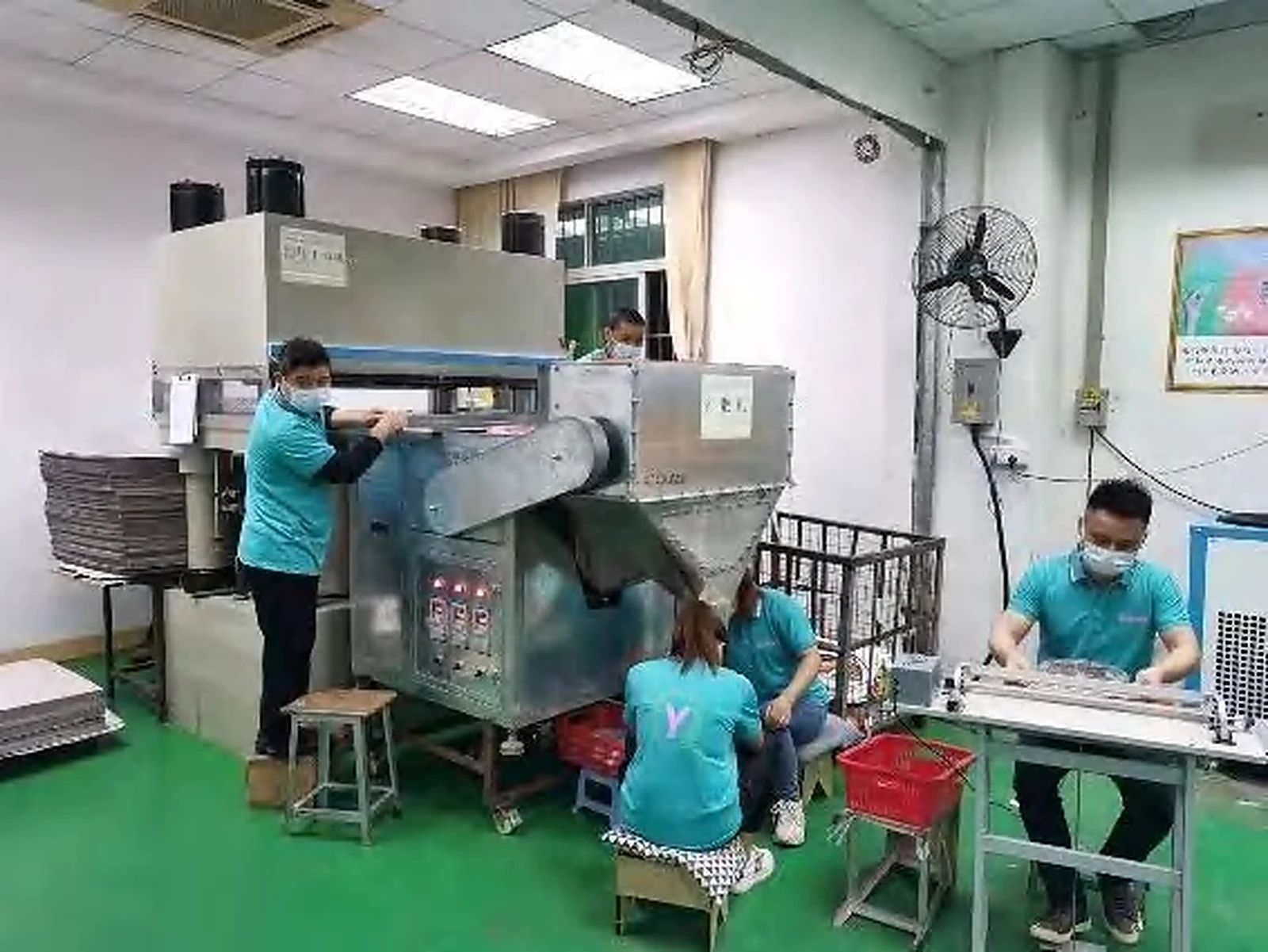 企业提供的生产现场照片,展示纸制品检查、组装或包装工位
